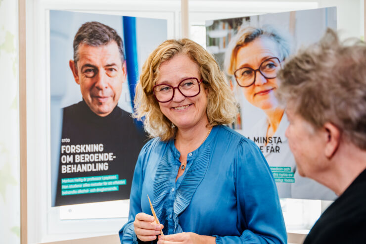 Kvinna framför posters