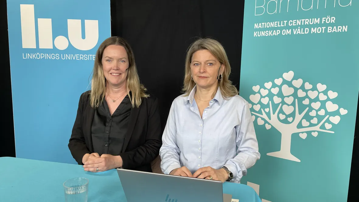 Två kvinnor som står bakom ett bord i en studiomiljö.