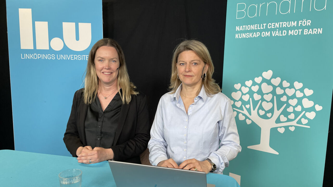 Två kvinnor som står bakom ett bord i en studiomiljö.