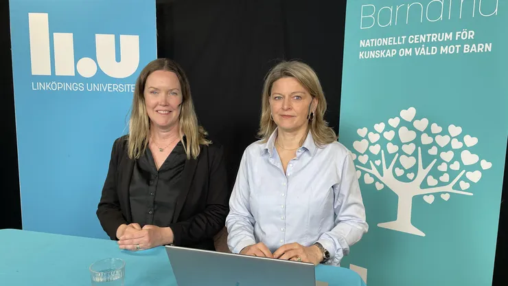 Två kvinnor som står bakom ett bord i en studiomiljö.