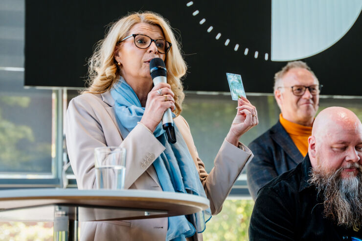 Kvinna på scen med kortlek