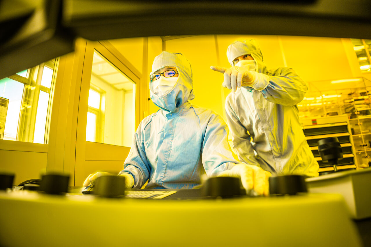 Två forskare i renrummet.