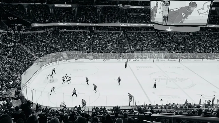 En fullsatt hockeyarena.