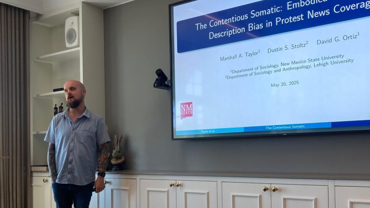 möte där en person presenterar.