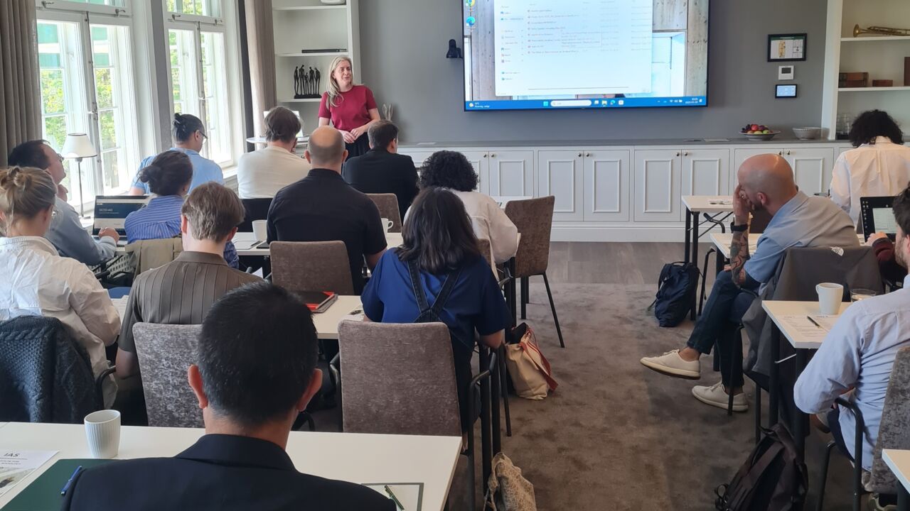 En mötesrum och föreläsning.