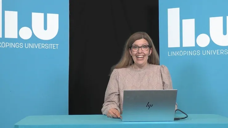 Föresläsare Sofia Boo framför sin dator.