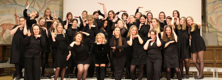 Gruppbild på den akademiska damkören Linnea