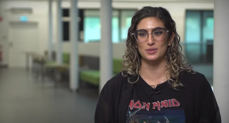 Kvinna med glasögon och Iron Maiden-tröja.