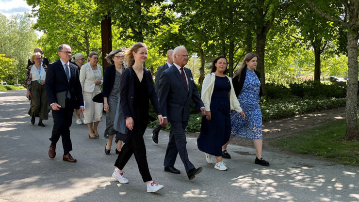 Människor som promenerar genom en park