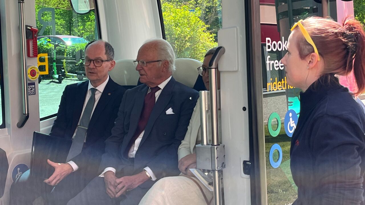 kungen och rektor på en självkörande buss