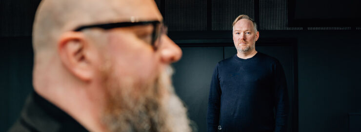 Ett foto som föreställer Daniel Västfjäll i profil och Gustav Tinghög som tittar in i kameran