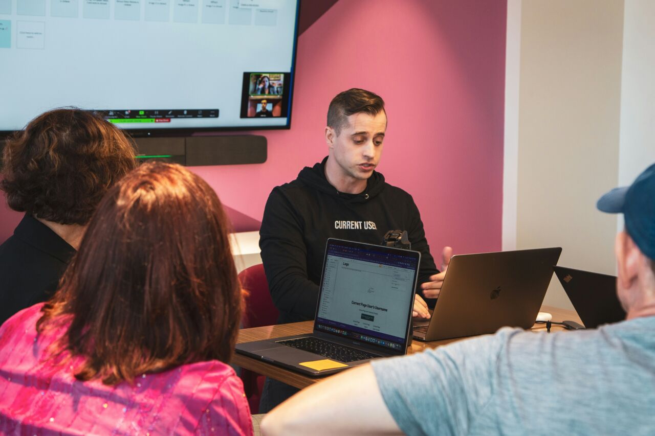 People in a conferance room, having a meeting