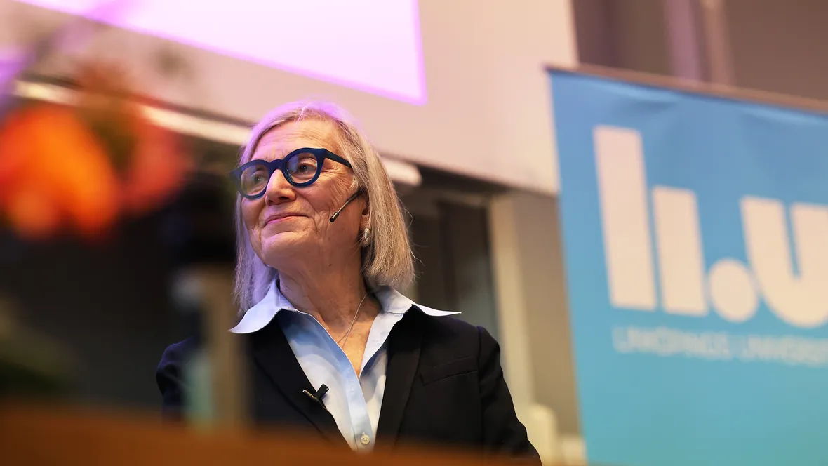 Gillian Einstein håller sin hedersdoktorsföreläsning