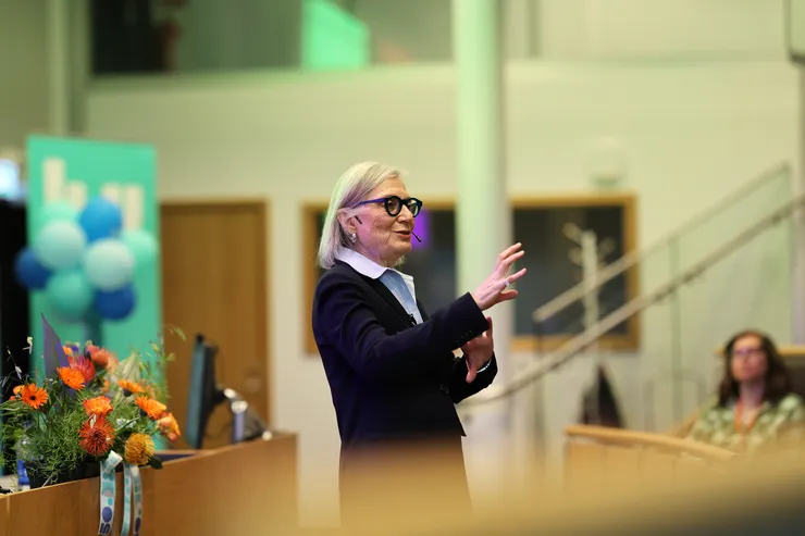 Gillian Einstein håller sin hedersdoktorsföreläsning