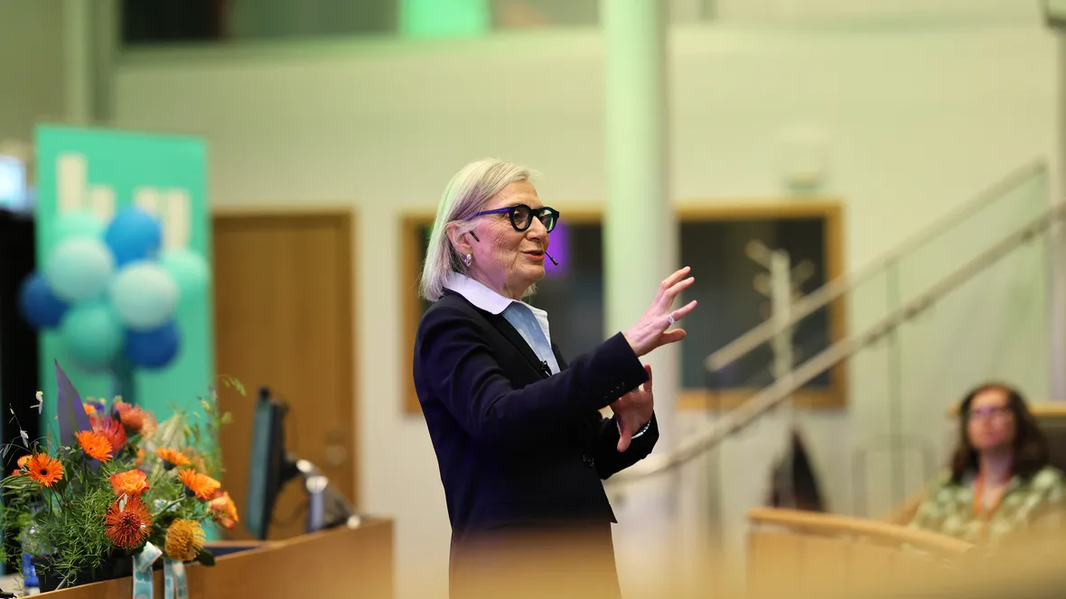Gillian Einstein håller sin hedersdoktorsföreläsning