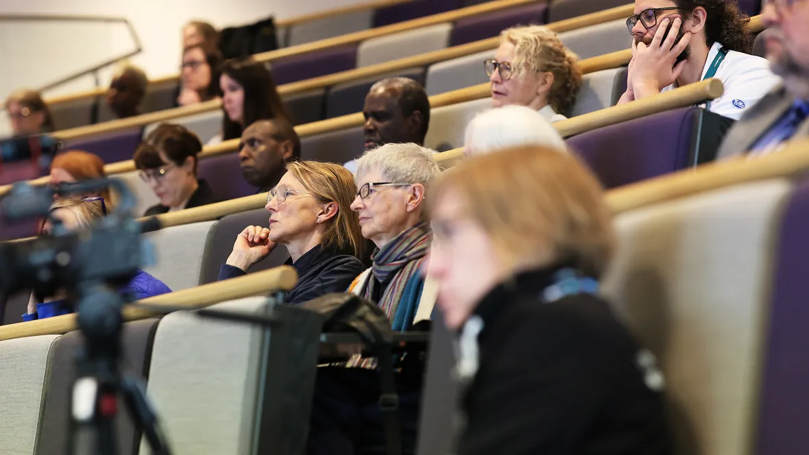 Gillian Einstein håller sin hedersdoktorsföreläsning och publiken lyssnar