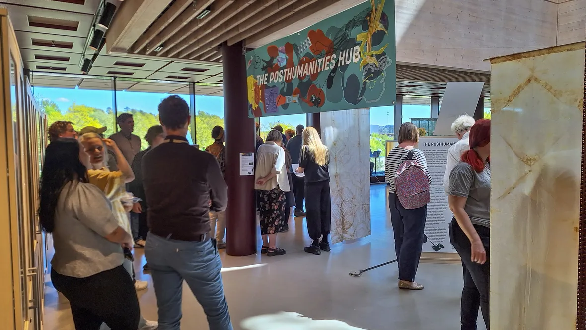 En grupp besökare på en utställning.