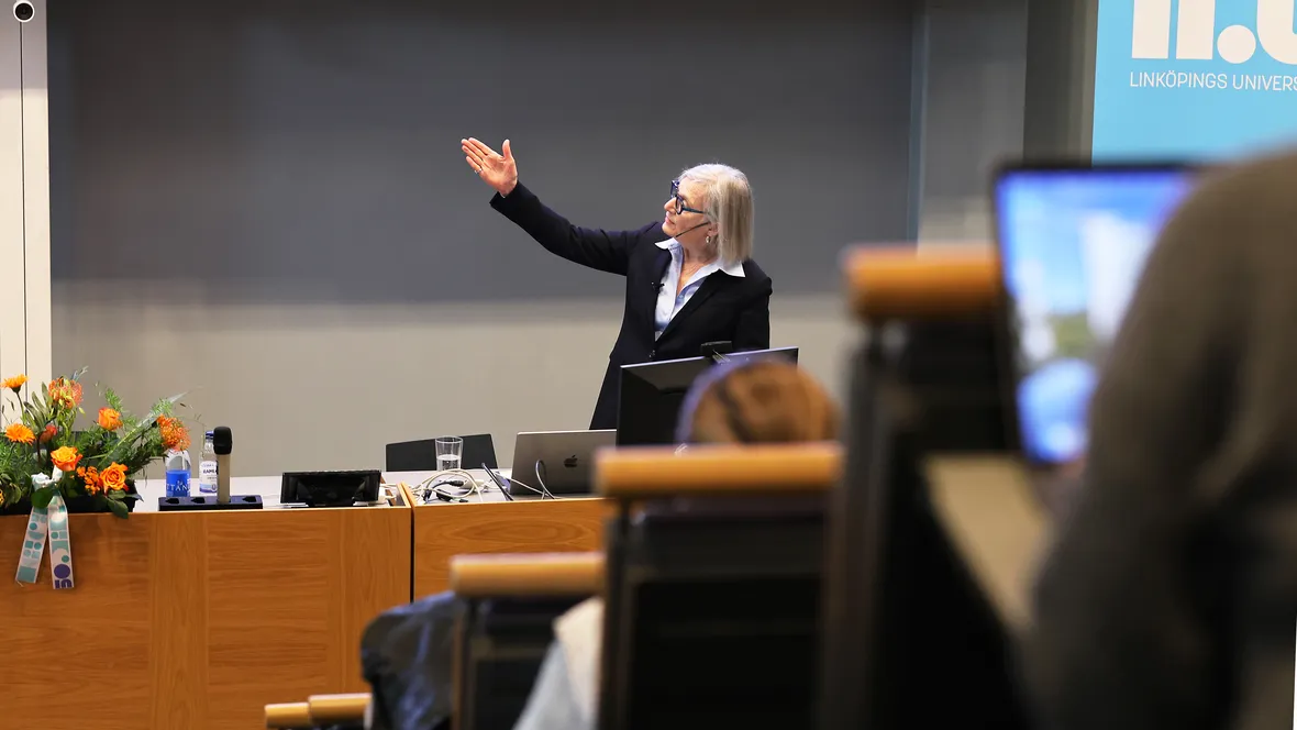 Gillian Einstein håller sin hedersdoktorsföreläsning