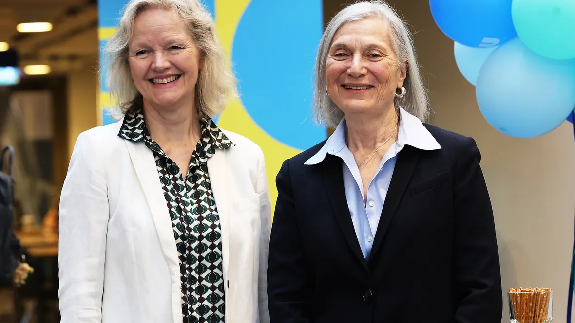 Hedersdoktor 2025 Gillian Einstein och dekan Lena Jonasson poserar