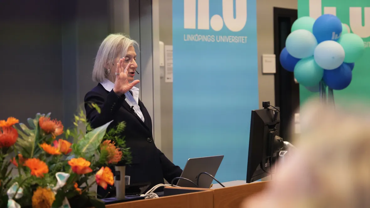 Gillian Einstein håller sin hedersdoktorsföreläsning