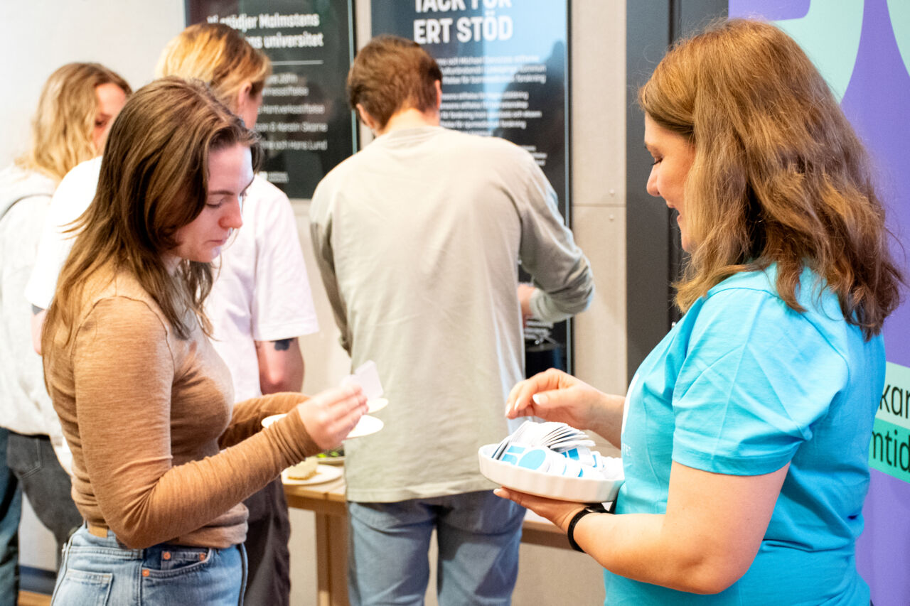 Linda Carlsson delade ut tygmärken. 