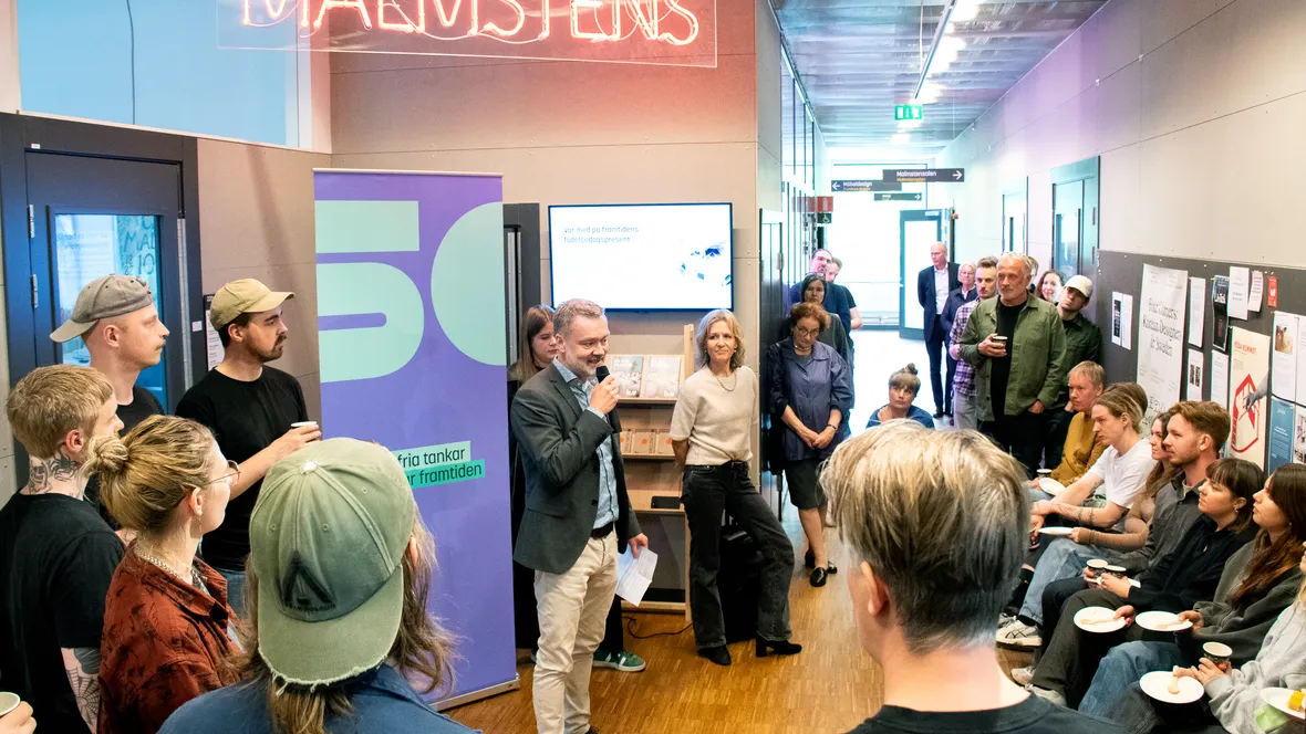 Johan Ölvander håller tal med åhörare omkring sig. 