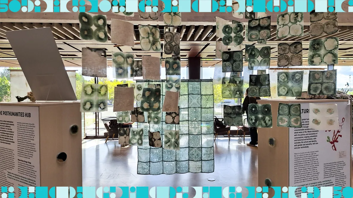 En utställning med en hängande konstinstallation.