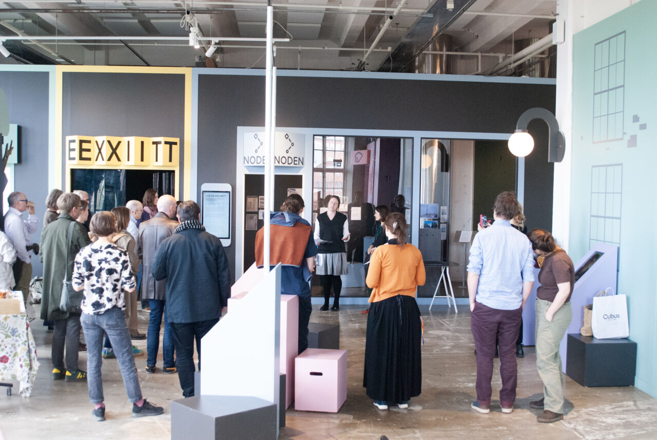 Besökare på ett museum