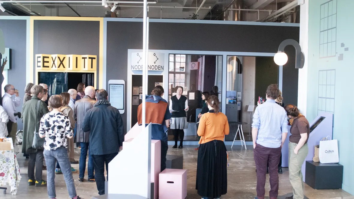 Besökare på ett museum