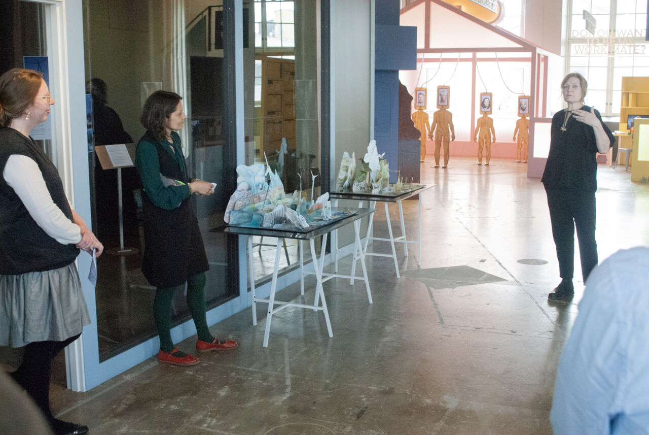 En person talar på ett museum