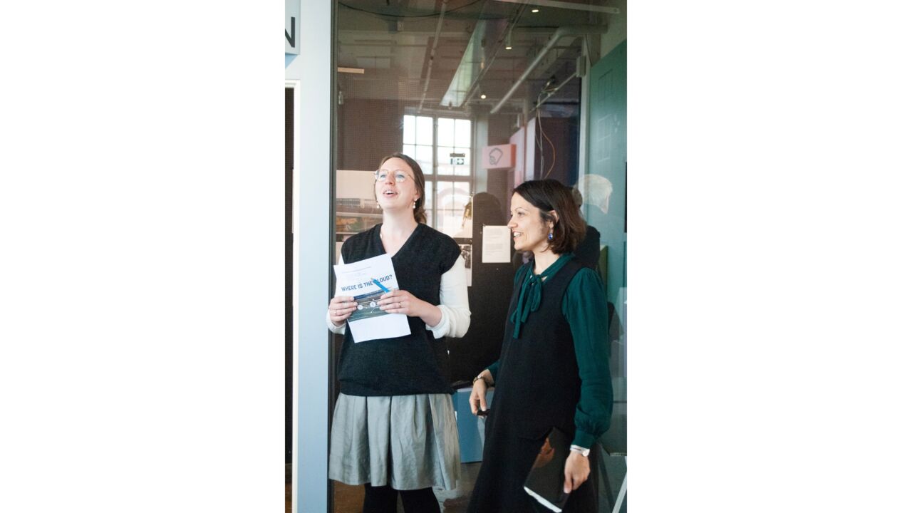 Personer talar på ett museum