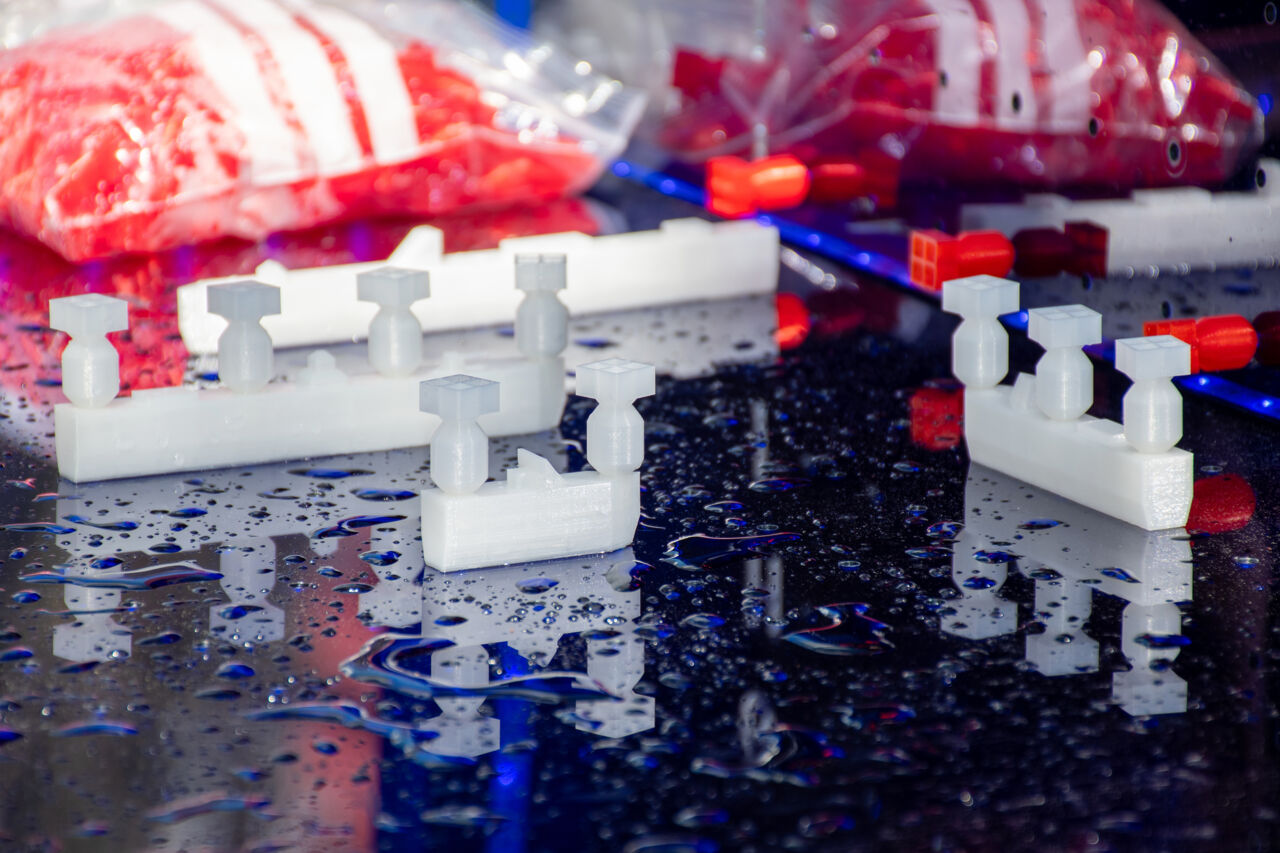 Spelbrickor på en blöt spelplan. 