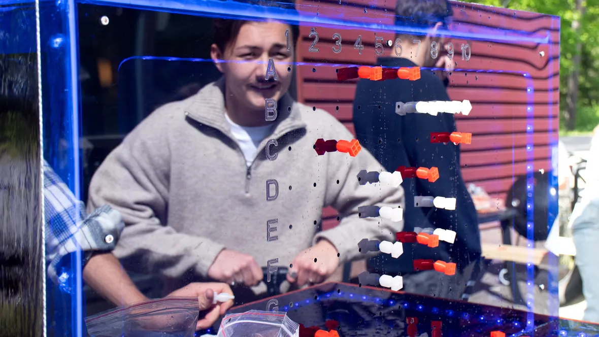 Simon Larsson spelar sänka skepp. 