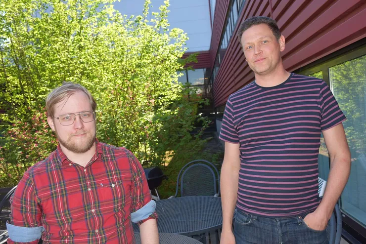 Pontus Söderbäck till vänster i rödrutig skjorta och Martin Kylinger till höger i blå- och rödrandig t-shirt