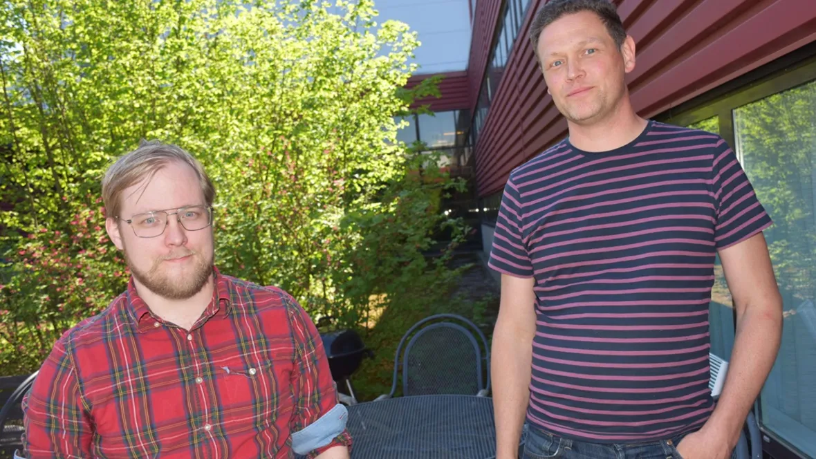 Pontus Söderbäck till vänster i rödrutig skjorta och Martin Kylinger till höger i blå- och rödrandig t-shirt