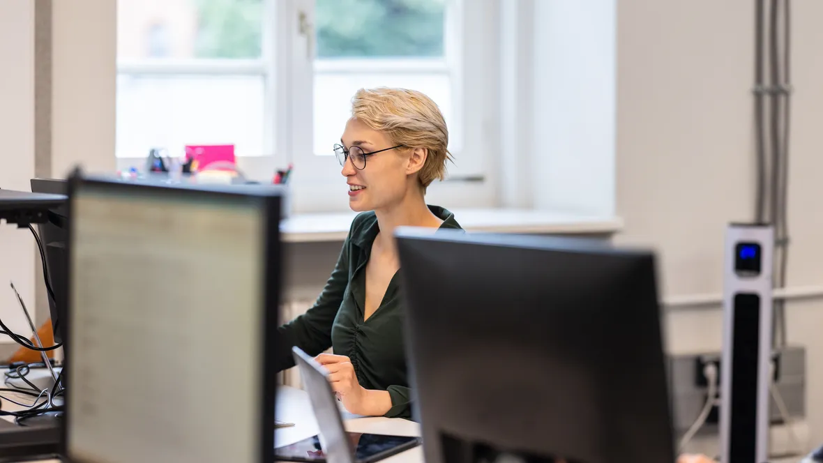 Kvinna vid dator.