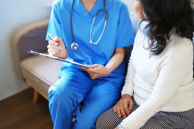 Sjuksköterska går igenom resultat med patient.