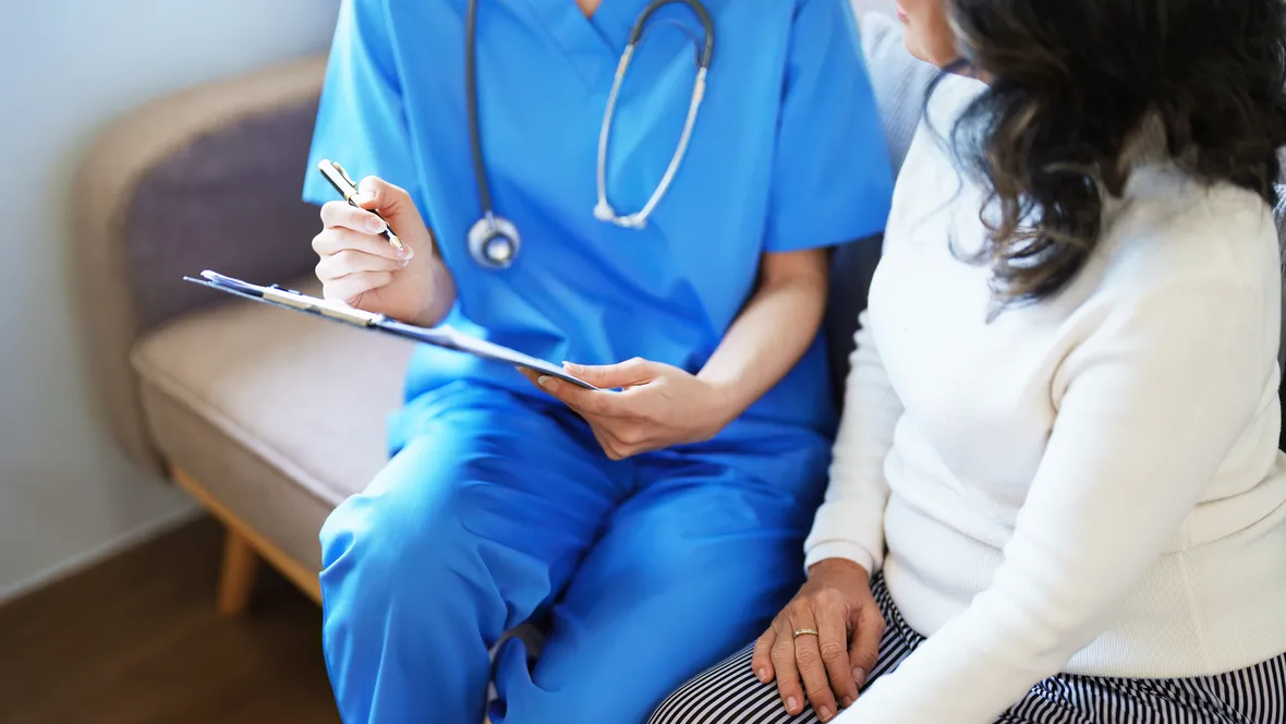 Sjuksköterska går igenom resultat med patient.