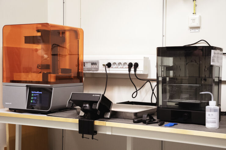 Ett slutet rum för 3D-skrivare, där kemikalier används.