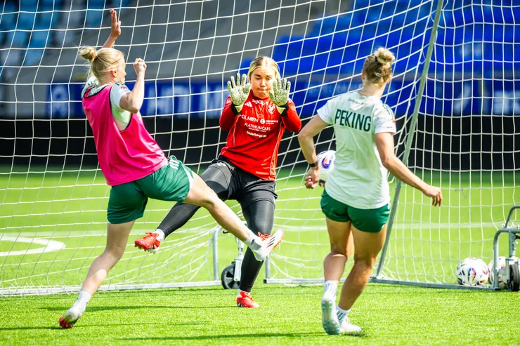 Målvakt räddar flera bollar