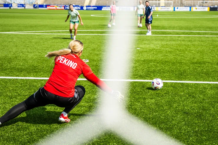 Målvakt räddar en boll