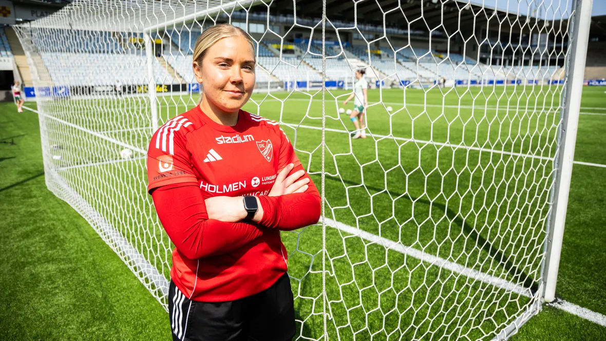 Målvakt med armarna i kors