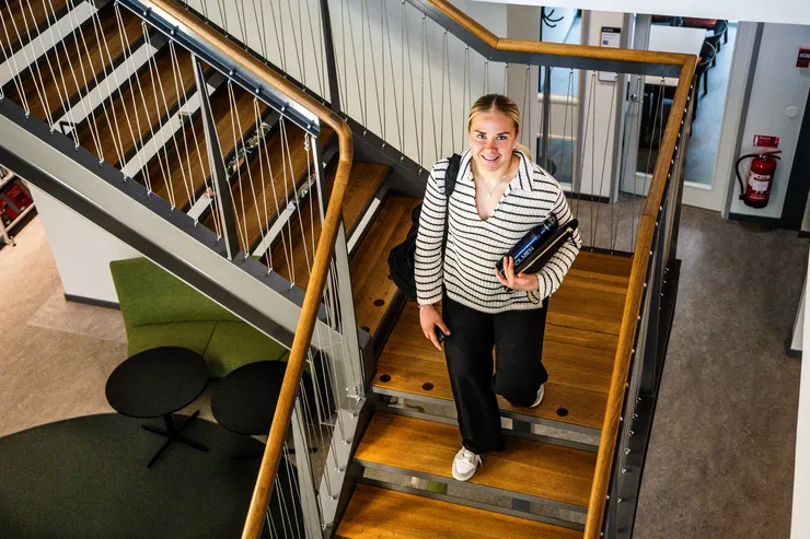 Kvinnlig student i trappa