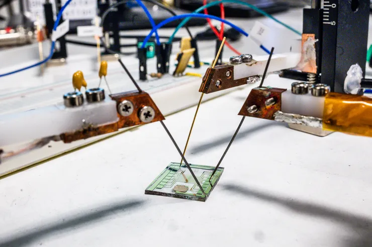 プラスチック製の神経細胞がより高度かつ簡易に(Plastic nerve cells become more advanced – and simpler)