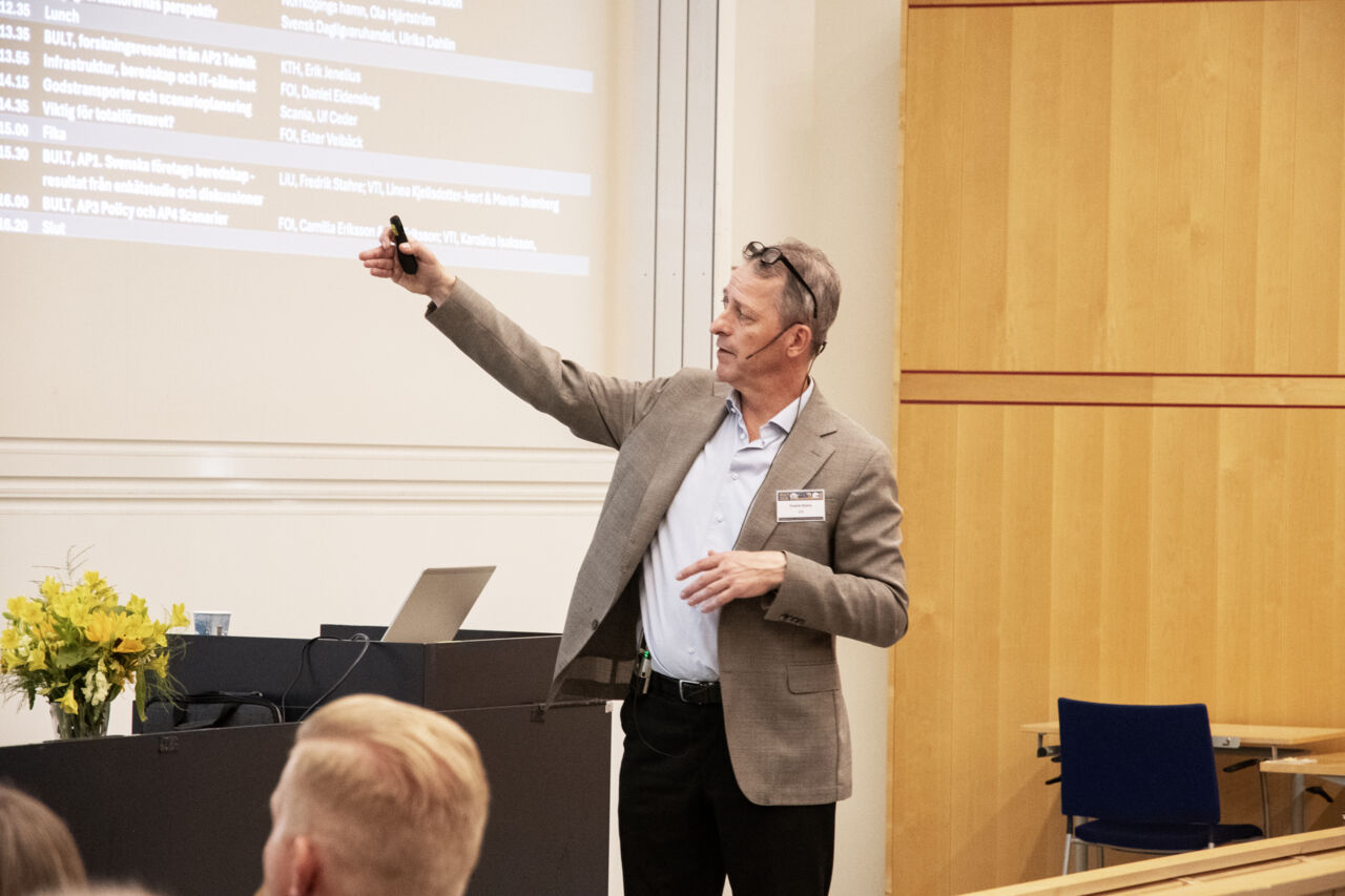 Fredrik Stahre presenterar på BULT-konferensen 2025