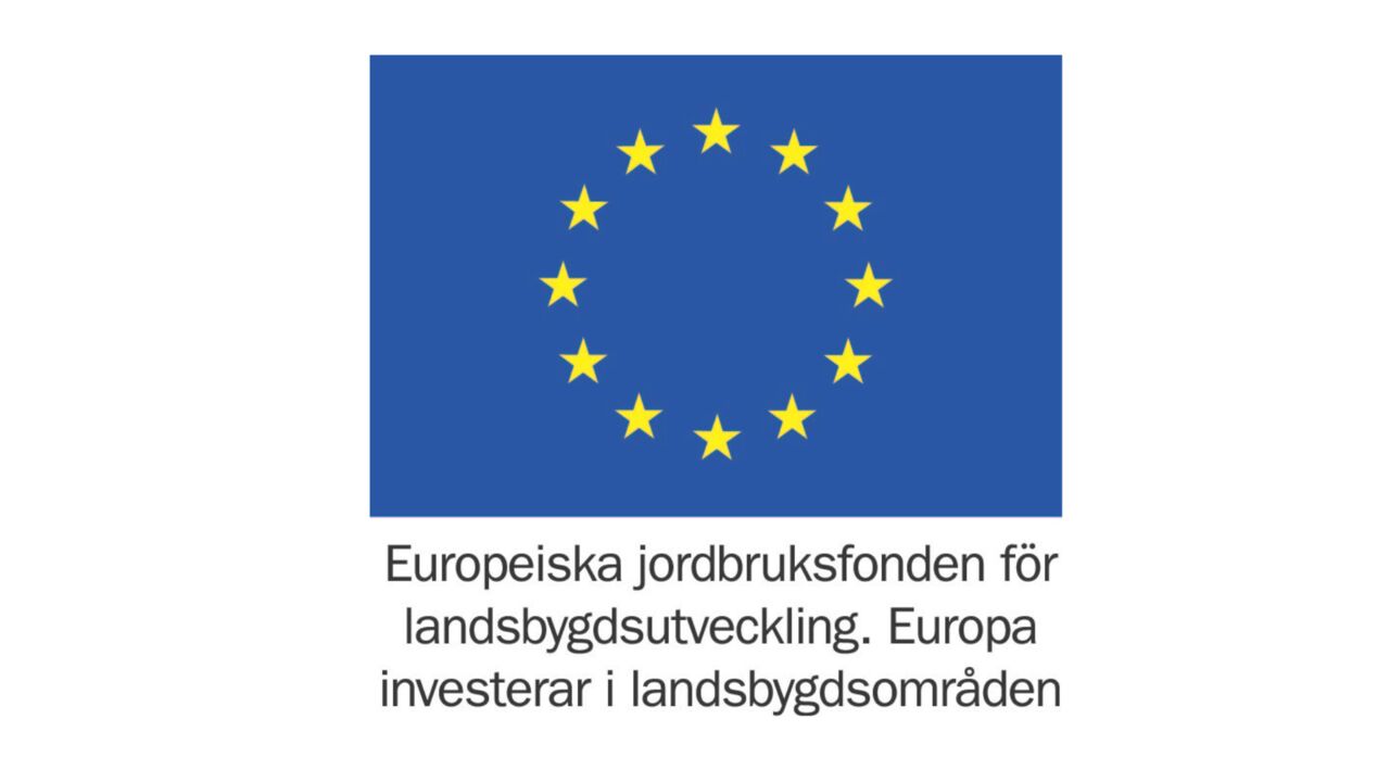  Hitta på sidan Du som har fått eller får stöd från programperioden 2014–2020 Du som får stöd under perioden 2021–2027 Pengar från EU – använd EU‑logotyp Skriv ut När pengarna till ett projekt eller en investering kommer från EU ska EU-logotypen alltid vara väl synlig i informationsmaterialet.  Välj rätt logotyp! Det är olika regler för användning av EU-logotypen beroende på vilken period som stödet är kopplat till, perioden 2014–2020 eller 2021–2027. Det är viktigt att du tar reda på vilken period ditt stöd är kopplat till så att du kan ta reda på vilka regler som gäller i just ditt fall.  Observera att du som får stöd under 2024 från landsbygdsprogrammet alltså ska använda logotypen för landsbygdsprogrammet 2014–2020.  Du som har fått eller får stöd från programperioden 2014–2020 När du informerar om ditt projekt eller din investering ska det framgå att pengarna kommer från EU. Det ska finnas en EU‑logotyp som består av EU-flaggan tillsammans med en text. EU‑logotypen ska alltid vara synlig och ha en framträdande plats.  Projekt eller investeringar som får pengar från havs- och fiskerifonden behöver varken ha EU‑logotyp eller leaderlogotyp. Men det är värdefullt att informera om att EU är med och finansierar projekten eller investeringarna genom att använda EU‑logotypen för havs- och fiskerifonden och leaderlogotypen, om det är ett leaderprojekt.  I ditt beslut ser du vilka logotyper som är aktuella och som du ska använda.  Tryckt material Webbsidor Sociala medier Då behöver du inte använda EU-logotypen Material som ett projekt tar fram, men som inte innehåller någon information, behöver inte ha med EU-logotypen eller leaderlogotypen. Kravet att hänvisa till fonden gäller till exempel inte på mindre reklamföremål.  Logotyp för landsbygdsprogrammet Projekt eller investeringar i landsbygdsprogrammet får pengar från Europeiska jordbruksfonden för landsbygdsutveckling och därför är det den logotypen som ska användas.  Logotyp för lokalt ledd utveckling Inom lokalt ledd utveckling kan du söka stöd från följande fyra fonder:  Europeiska jordbruksfonden för landsbygdsutveckling (landsbygdsfonden) Europeiska regionala utvecklingsfonden Europeiska socialfonden Europeiska havs- och fiskerifonden Kontakta ditt leaderkontor för att få veta vilken fond ditt projekt tillhör. Om det är ett leaderprojekt ska även leaderlogotypen finnas med bredvid EU-logotypen.  Kontaktlista med godkända Leaderområden Logotyper för nedladdning för programperioden 2014–2020 Tänk på det här Det finns en EU-logotyp för varje fond. Du ska använda den EU-logotyp som gäller för den fond som du fått pengar från. När du informerar om ett projekt eller en investering som är finansierade av mer än en fond, ska du använda dig av den gemensamma logotypen för de europeiska struktur- och investeringsfonderna. Logotypen ska alltid placeras mot en vit bakgrund. Om andra logotyper förekommer, utöver EU-logotypen, ska EU-logotypen visas i minst samma storlek, till höjd eller bredd, som den största av de andra logotyperna. EU-logotypen får inte ändras eller slås samman med andra grafiska element eller texter. Varje filformat finns i både färg och svartvit. För att ladda ner logotyper kan du behöva högerklicka på länkarna och välja Spara som.  Europeiska jordbruksfonden för landsbygdsutveckling