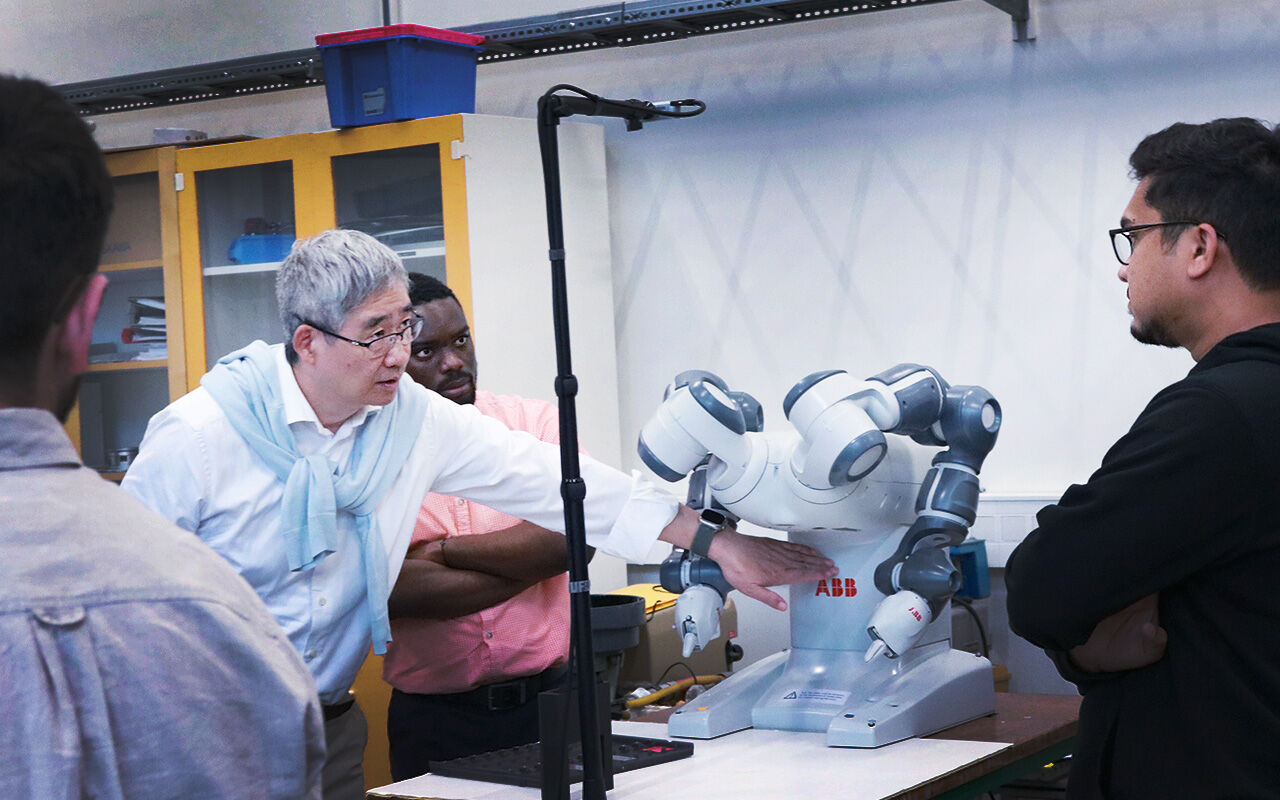 Forskare och studerande presenterar i labbmiljö.