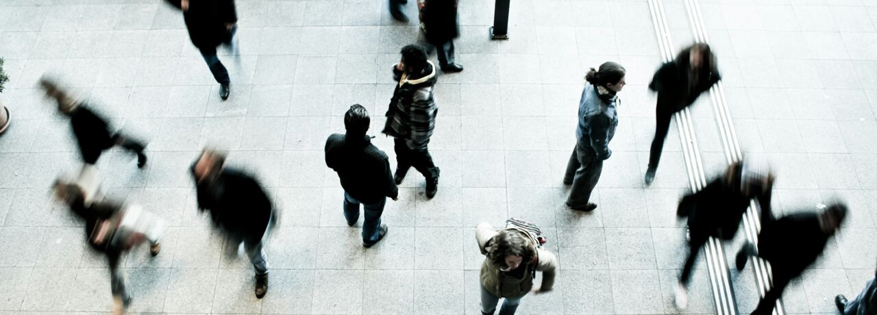 Människor som går i olika riktningar