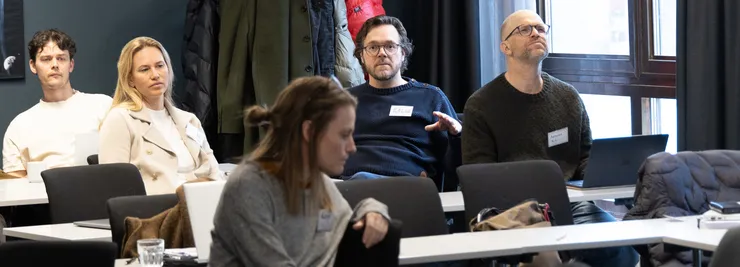 En grupp personer i ett konferensrum