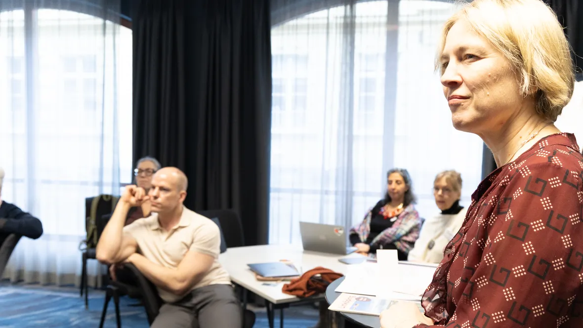 En grupp människor i ett konferensrum